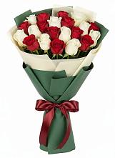 Букет Микс из красных и белых роз в Яранске