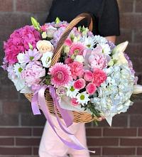 Композиция солнечный день в Яранске Цветочная композиция из Розы, Хризантемы, Пионы и Лизиантусы в корзине в Яранске