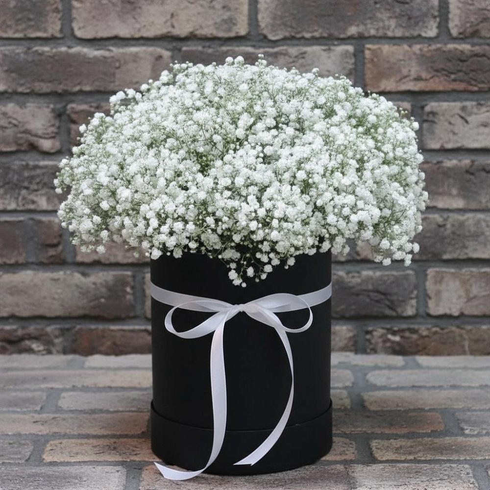 Цветочная композиция из Гипсофила в шляпной коробке в Яранске