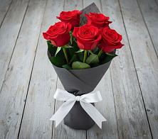 Букет 5 Красных роз Эдлесс Лав в Яранске