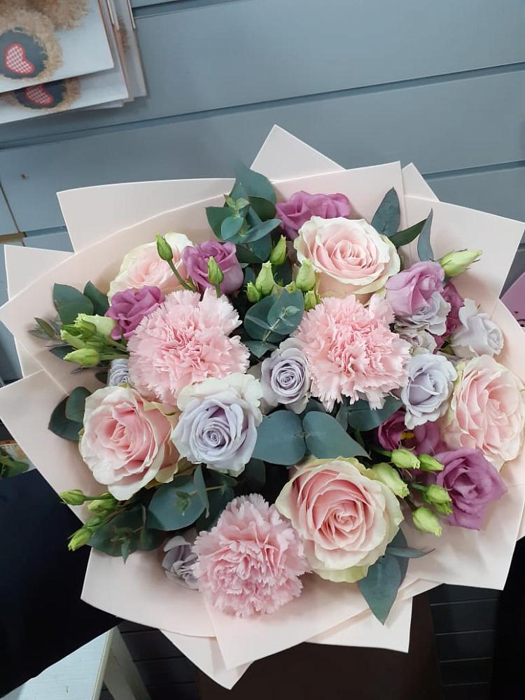 Букет цветов из: Розы, Гвоздики и Лизиантусы в Яранске